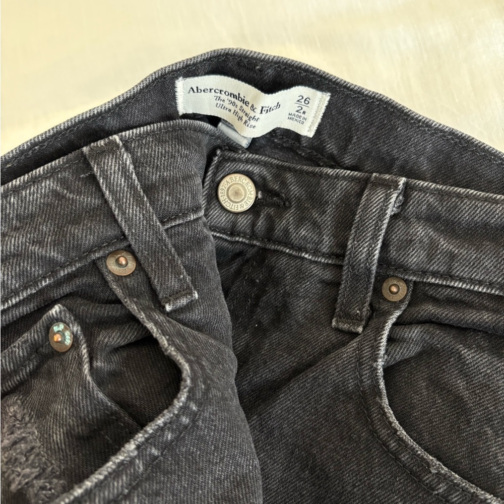 Abercrombie Ripped 90s Straight Ultra High Rise Jeans - Picture 3 of 5